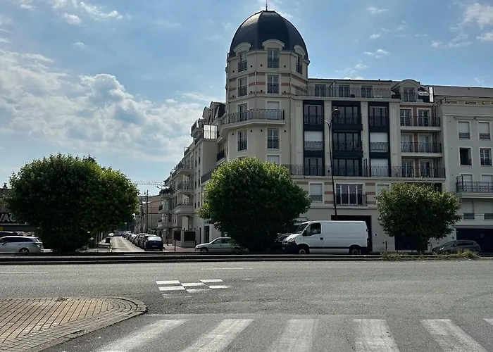 Charming Cocoon In Blanc-mesnil *